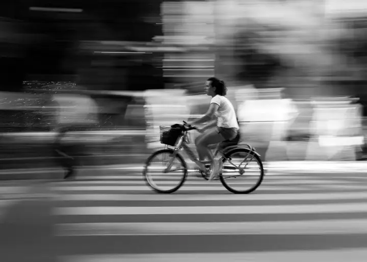 Persona in movimento in città