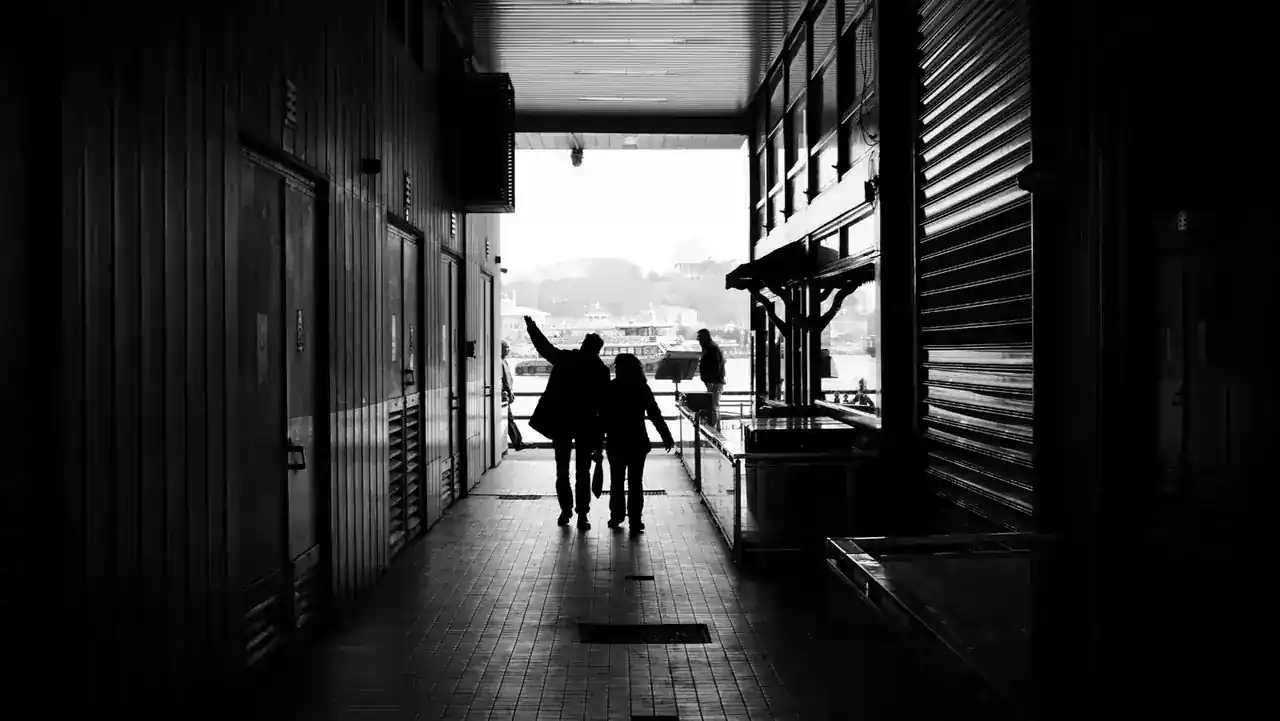 Menschen in einer Passage