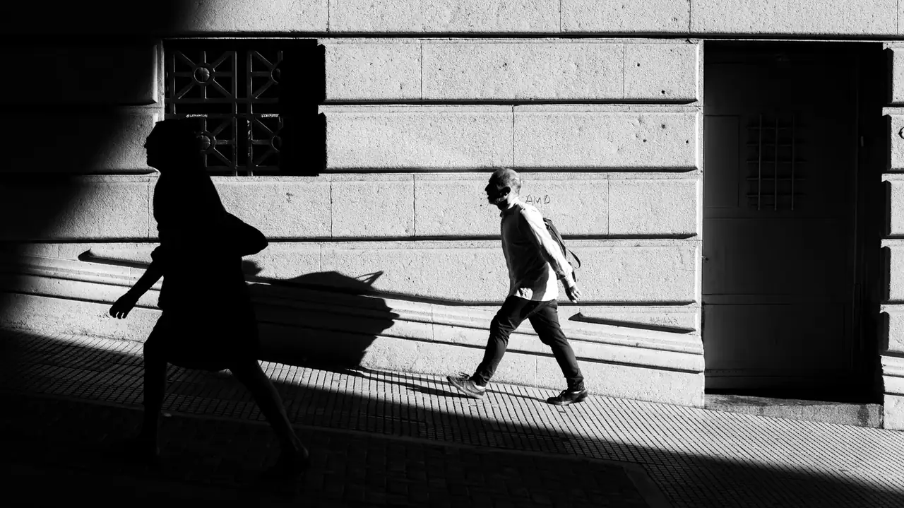 Personnes marchant le long d'un mur
